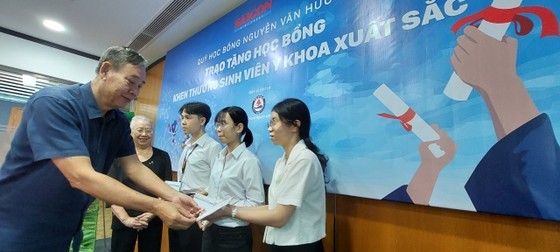 Mr. Do Doan Tan, CEO of Trinity Vietnam Company Limited, awards scholarships to outstanding medical students for the academic year 2022-2023. Mr. Do Doan Tan, CEO of Trinity Vietnam Company Limited, awards scholarships to outstanding medical students for the academic year 2022-2023.