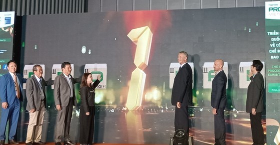 The delegates perform the exhibition opening ceremony protocol.