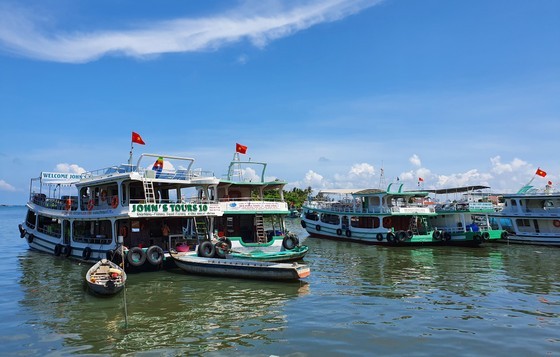 The sightseeing boat is not operational at the mouth of the Duong Dong River in Phu Quoc due to a lack of tourists. The sightseeing boat is not operational at the mouth of the Duong Dong River in Phu Quoc due to a lack of tourists.