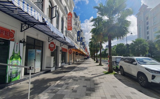 Most establishments in the Grand World Phu Quoc area have closed and ceased business. Most establishments in the Grand World Phu Quoc area have closed and ceased business.