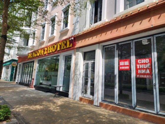 Many restaurants and hotels in Ha Long Bay have to shut down due to the lack of tourists. Many restaurants and hotels in Ha Long Bay have to shut down due to the lack of tourists.