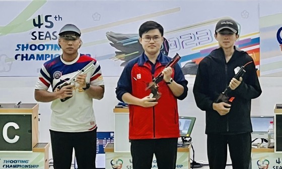The champion in the men's 10m air pistol individual event is the shooter Lai Cong Minh (red). The champion in the men's 10m air pistol individual event is the shooter Lai Cong Minh (red).