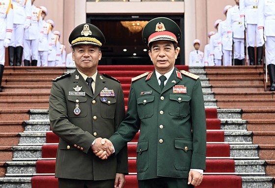 Generals Phan Van Giang and Tea Seiha at the welcoming ceremony (Photo: SGGP) Generals Phan Van Giang and Tea Seiha at the welcoming ceremony (Photo: SGGP)