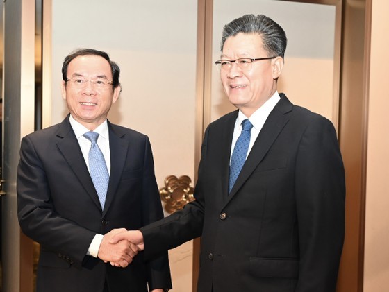 Mr. Guo Yonghang (R), Secretary of the Guangzhou Municipal Party Committee, warmly receives Mr. Nguyen Van Nen (L), Secretary of the HCMC Party Committee.
