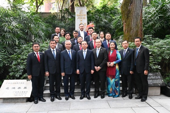 The HCMC delegation visits the grave of the late martyr Pham Hong Thai.