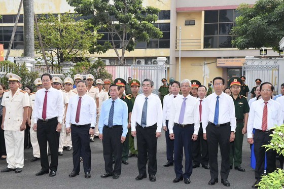 The delegation of HCMC leaders visits the Southern Uprising Monument, as well as the Dinh Quan (the Districts’ Old Palace) national relic site in Hoc Mon District.