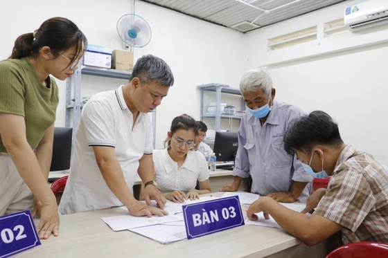 The residents of Hoc Mon District complete the procedures for handing over land for the Ring Road No.3 project.