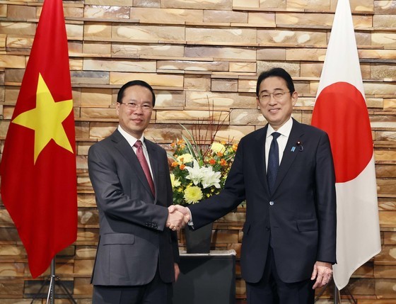 Vietnamese President Vo Van Thuong (L) and Japanese Prime Minister Kishida Fumio at the international press conference after their talks in Tokyo on November 27. (Photo: VNA) Vietnamese President Vo Van Thuong (L) and Japanese Prime Minister Kishida Fumio at the international press conference after their talks in Tokyo on November 27. (Photo: VNA)
