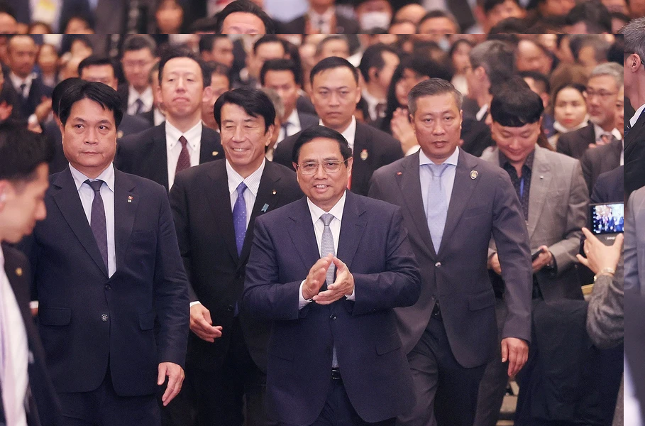 Prime Minister Pham Minh Chinh (center) attends a Vietnam-Japan economic forum in Tokyo on December 16. (Photo: VNA) c2-4983.png
