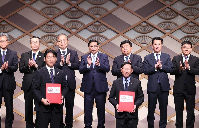 PM Pham Minh Chinh witnesses the exchange of cooperation deals between Vietnamese and Japanese localities at the forum. (Photo: VNA) pmc-3370.png