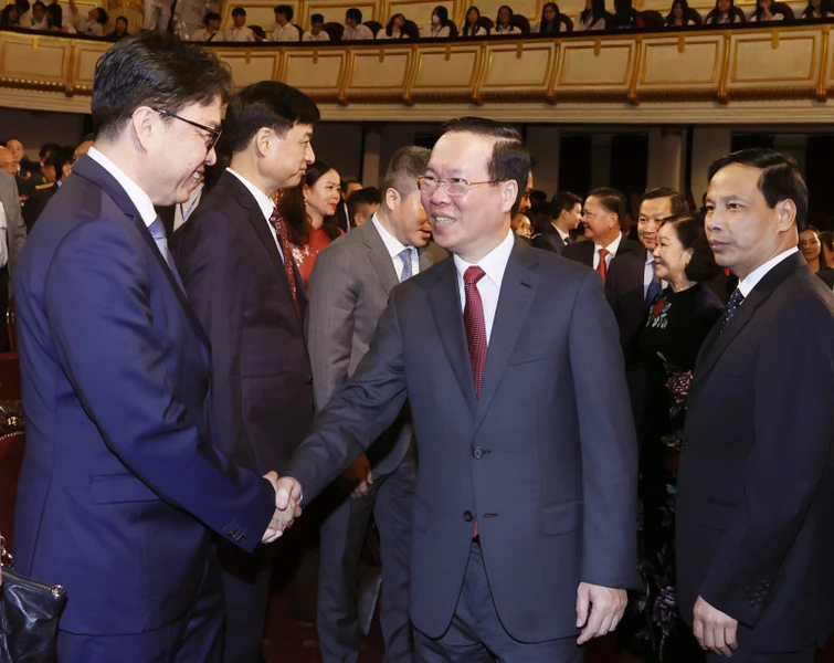 President Vo Van Thuong and delegates at the event (Photo: VNA) vvt-4213.png