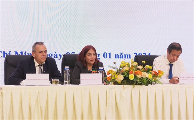 Prof. Dr. Jose Armando Aronte Villamarin, and Prof. Dr. Sonia Maria Gonzalez Vega speaking at the seminar (Photo: VNS) 325691-4739580687953833-vna-potal-tp-ho-chi-minh-mong-muon-hoc-tap-theo-mo-hinh-bac-si-gia-dinh-cua-cuba-7165375-4212.jpg