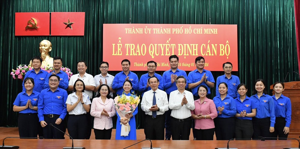 Mr. Nguyen Van Nen, Mrs. Nguyen Thi Le, and Mr. Nguyen Phuoc Loc congratulate Ms. Phan Thi Thanh Phuong on receiving her new role. img-413c49f7a9a57eb18f9e444bc63efc87-v-2960jpg-4623.jpg