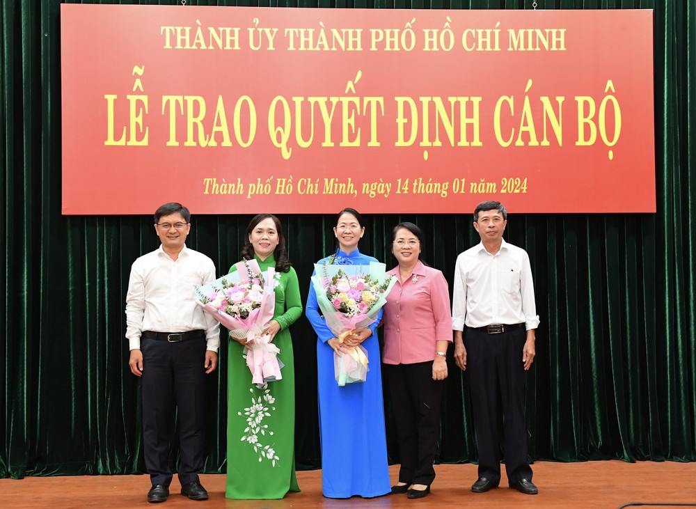 Ms. Tran Kim Yen, Chairwoman of the Vietnam Fatherland Front Committee of HCMC, and Mr. Nguyen Manh Cuong, Head of the HCMC Party Committee's Mass Mobilization Committee present flowers to congratulate Ms. Nguyen Thanh Xuan and Ms. Phan Thi Thanh Phuong. img-43ffa6f98938ba461d880f3a73ce3def-v-2470jpg-1660.jpg