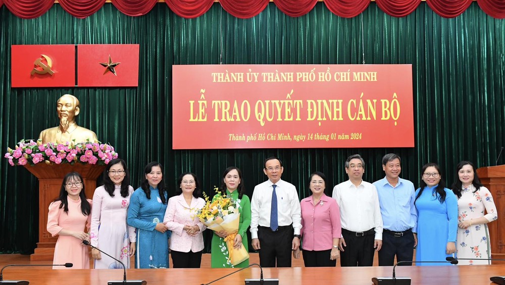 Mr. Nguyen Van Nen, Mrs. Nguyen Thi Le, and Mr. Nguyen Phuoc Loc congratulate Ms. Nguyen Thanh Xuan on receiving her new role. img-61b768fdb6b94e9110d9e1e54bc1acf9-v-3864jpg-1580.jpg
