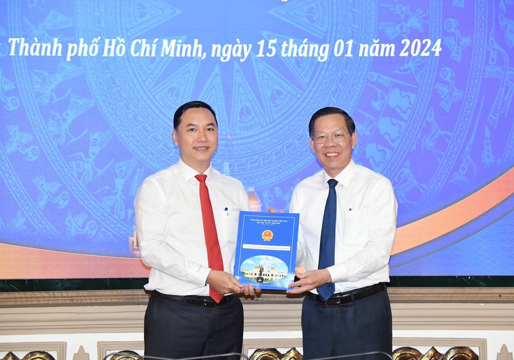 Mr. Phan Van Mai gives the decision to Mr. Mai Huu Quyet. viber-image-2024-01-15-07-59-26-666-6077jpg-1638.jpg