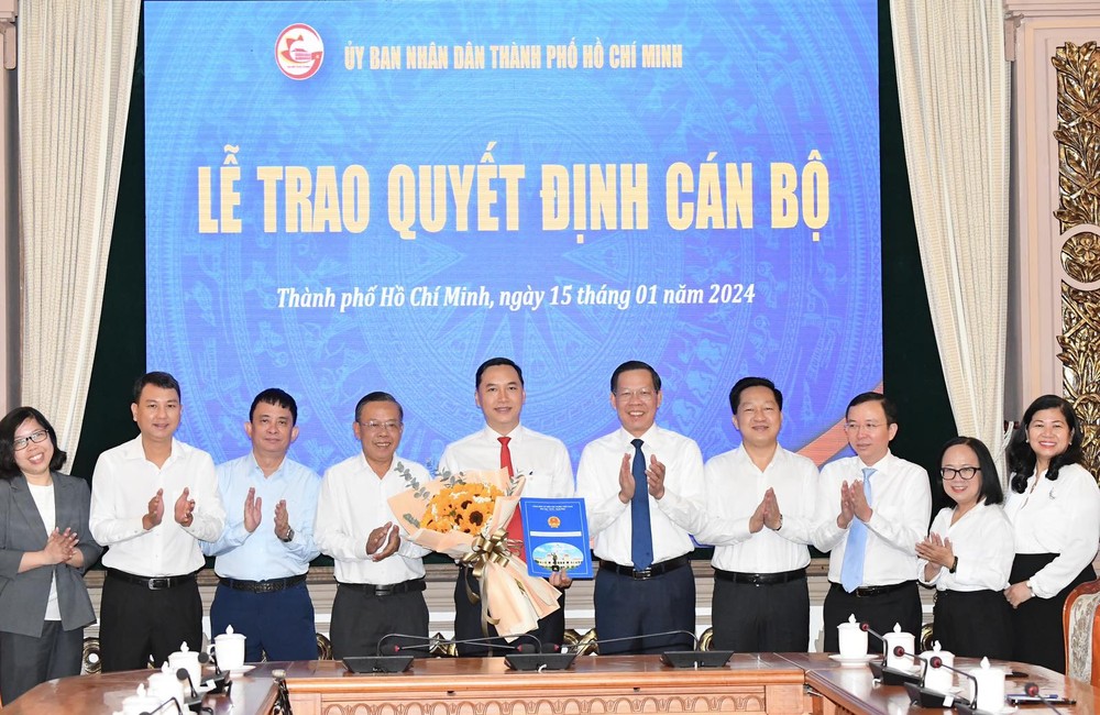 Mr. Phan Van Mai and delegates congratulate Mr. Mai Huu Quyet. viber-image-2024-01-15-07-59-28-778-9935jpg-9309.jpg
