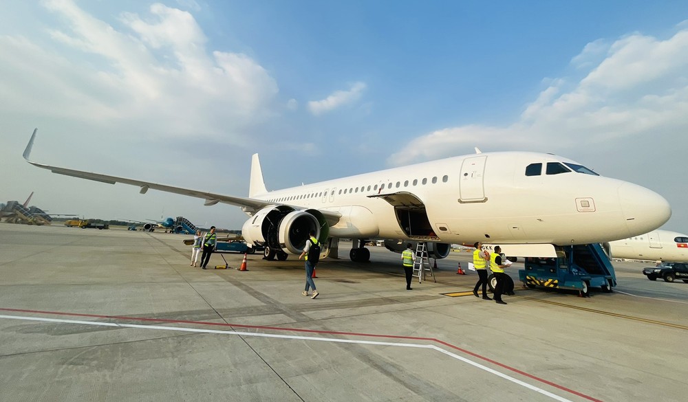 The first additional aircraft touches down at Tan Son Nhat International Airport. may-bay-3748jpg-3869.jpg