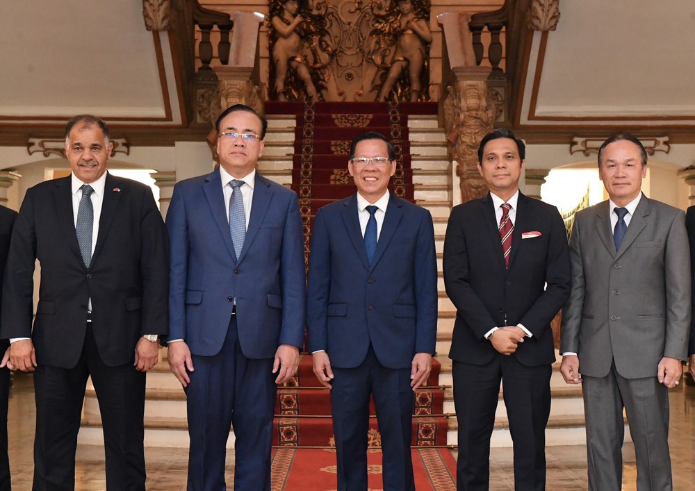 HCMC Chairman takes a commemorative photo with new Consuls General of Cambodia, Laos, Malaysia, and Kuwait. z5197572920852-154102431ea9568d5df8aac44058710d-6628-922jpg-7846.jpg