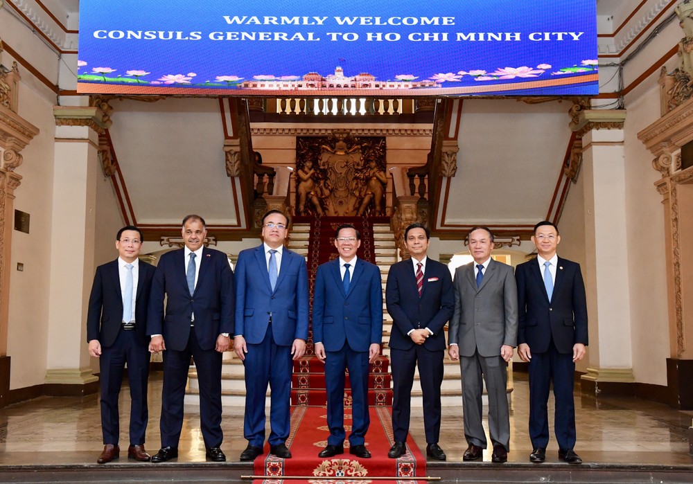 HCMC Chairman takes a commemorative photo with new Consuls General of Cambodia, Laos, Malaysia, and Kuwait. z5197572959332-3f4cb7efc7dfa9718d683861e225e76c-5645jpg-9717.jpg