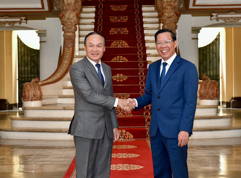 Chairman Phan Van Mai of the HCMC People's Committee with Mr. Phonesy Bounmixay, Consuls General of Laos z5197574470740-7994f35c08fae2ed4e2ee5588042ffc5-5535jpg-1612.jpg