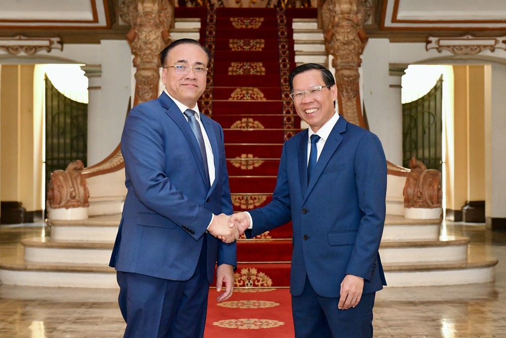Chairman Phan Van Mai of the HCMC People's Committee with Mr. Chan Sorykan, Consuls General of Cambodia z5197574473396-048541f11769cf100bdf0393c3907f6f-2936jpg-4854.jpg