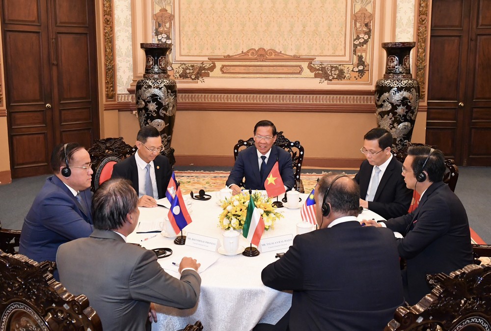 HCMC Chairman hosts new Consuls General of Cambodia, Laos, Malaysia, and Kuwait. z5197574492339-c3d74913e165c26852672907920007da-7619jpg-5432.jpg