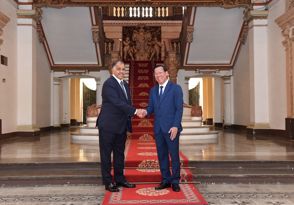 Chairman Phan Van Mai of the HCMC People's Committee with Mr. Talal A S H Alhazza, Consuls General of Kuwait z5197574492798-919f700e2e12a91546fac8b115f52912-4450jpg-710.jpg