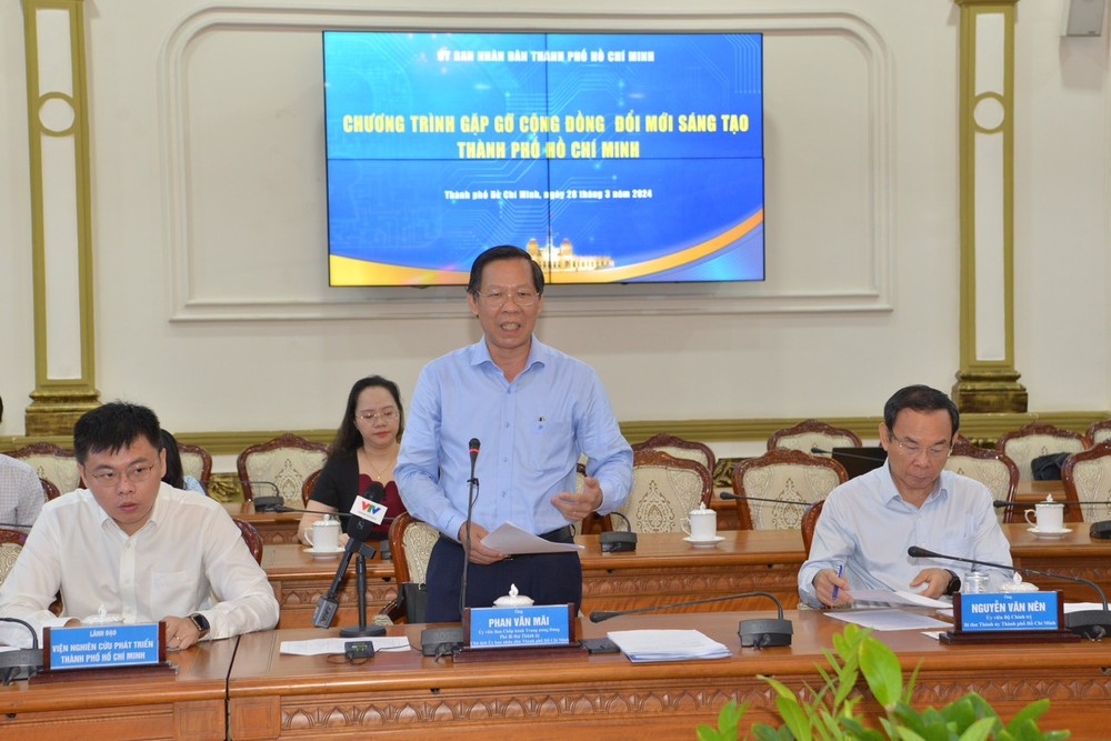 Chairman Phan Van Mai of the HCMC People's Committee speaks at the meeting. 8840dd81d6fe79a020ef-6465.jpg.jpg