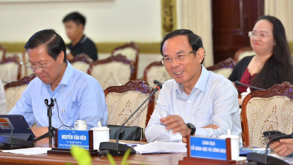 Mr. Nguyen Van Nen, Secretary of the HCMC Party Committee, addresses at the meeting. nvn-3670.jpg.jpg