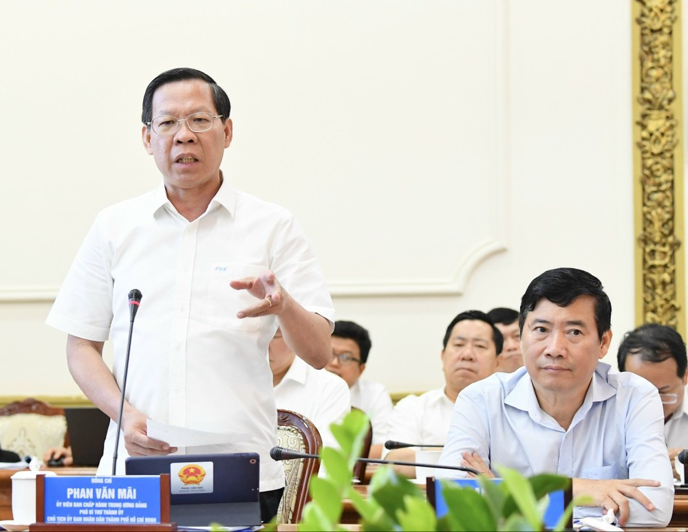 Chairman Phan Van Mai of the HCMC People's Committee speaks at the meeting. z5304501794519-84127398fba01b0cf6fff744738066ab-4457.jpg.jpg