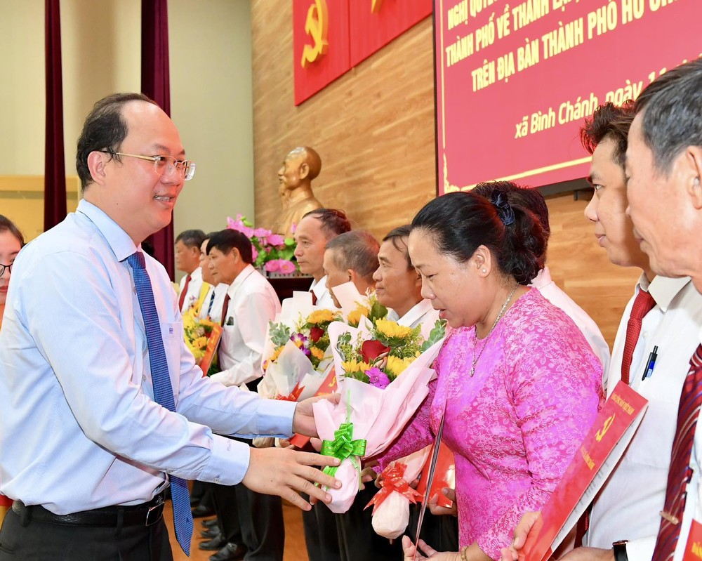 Permanent Deputy Secretary of the City Party Committee Nguyen Ho Hai gives flowers to congratulate the staff of the new hamlets. img-05f40f54a8d7bb8d87b62ecd29519eed-v-8630.jpg.jpg