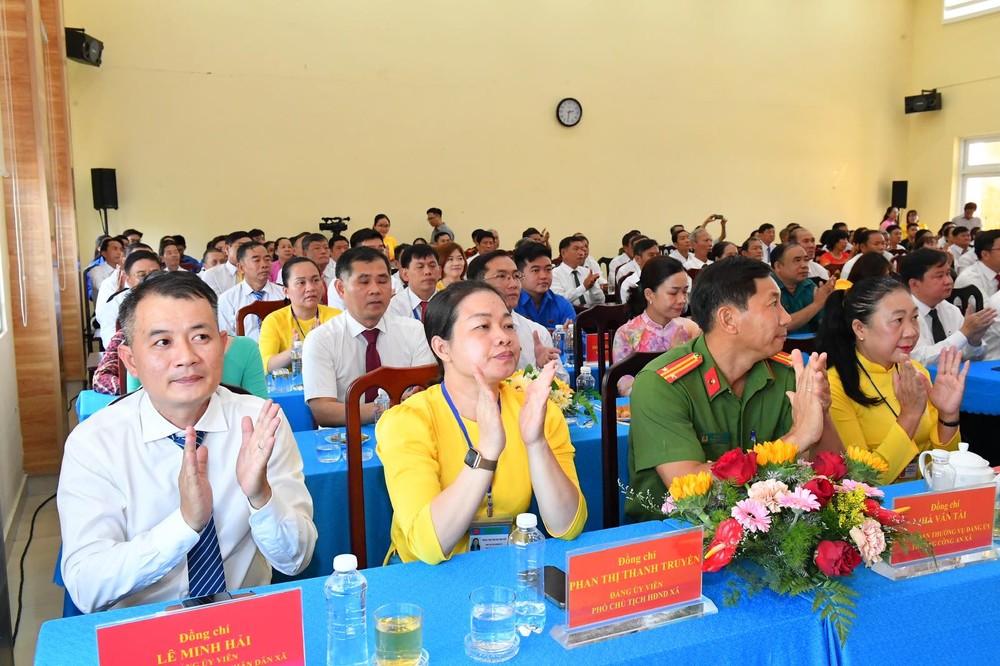 Delegates at the announcement ceremony of Resolution 11 of the Ho Chi Minh City People's Council img-4f3e7be71dfdde797c68002a44580d1f-v-6552.jpg.jpg