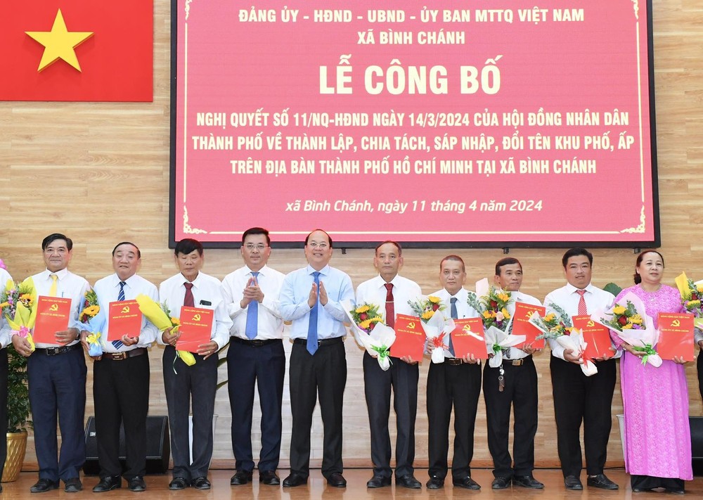 Permanent Deputy Secretary of Ho Chi Minh City Party Committee Nguyen Ho Hai and Chairman of Binh Chanh District People's Committee present the decision and give flowers to the staff of the new hamlets. img-72925ac2b22b30348bafd02ba5d473a9-v-7380.jpg.jpg