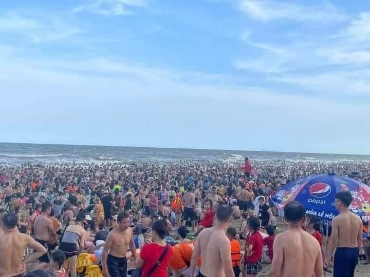 People flock to Sam Son Beach (Thanh Hoa Province) to escape heat on April 28. img-8779-4482.jpeg.jpg