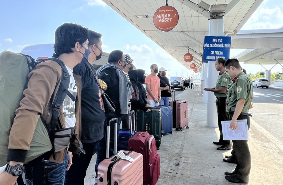 HCMC police expel nine Malaysian individuals in a phone scam ring. z5394349817270-e41553ccf64274150a9e281b7559133f-4014.jpg.jpg