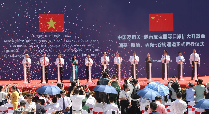 Ceremony to open three routes for freight transport and customs clearance at the international border gate pair of Huu Nghi (Vietnam) – Youyi Guan (China) (Photo: VNA) hn.png