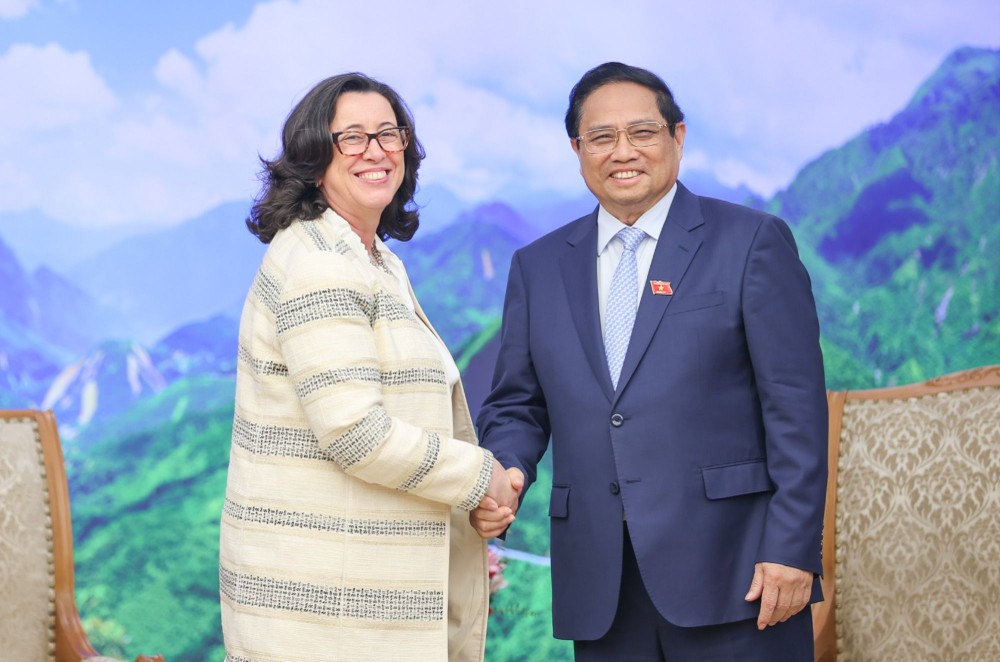 PM Pham Minh Chinh (R) and Vice President of the World Bank (WB) Manuela V. Ferro. (Photo: SGGP) thu-tuong-pham-minh-chinh-va-ba-manuela-v-ferro-pho-chu-tich-wb-5940.jpg.jpg