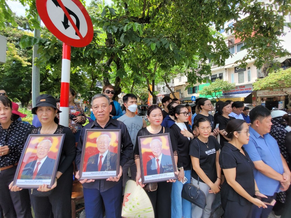 People wait to say goodbye to the General Secretary z5669938470734-8aa66434aff6f1b5e83034ea00e4597c-1505.jpg.jpg