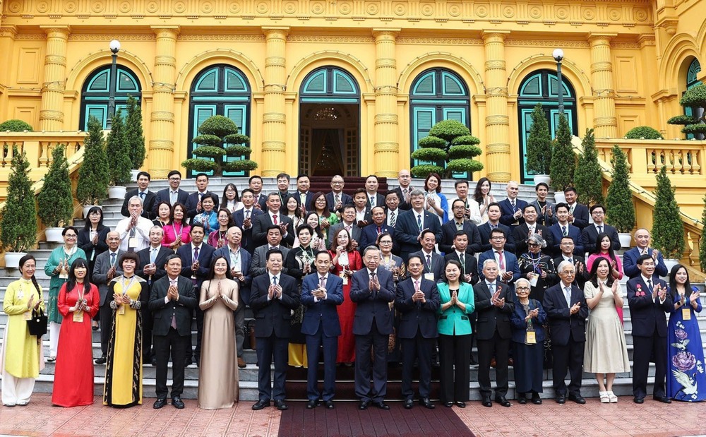Party General Secretary, President meets with outstanding overseas Vietnamese on August 23. (Photo: SGGP) z5759563155852-5196ae907f007b9648bb5884b8732f6a-2401.jpg.jpg