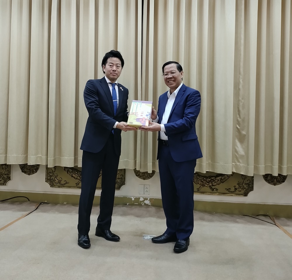 The representative of the Junior Chamber International Osaka (L) presents a gift to Mr. Phan Van Mai, Chairman of the HCMC People's Committee. img-20240906-0855034582-3234.jpg.jpg