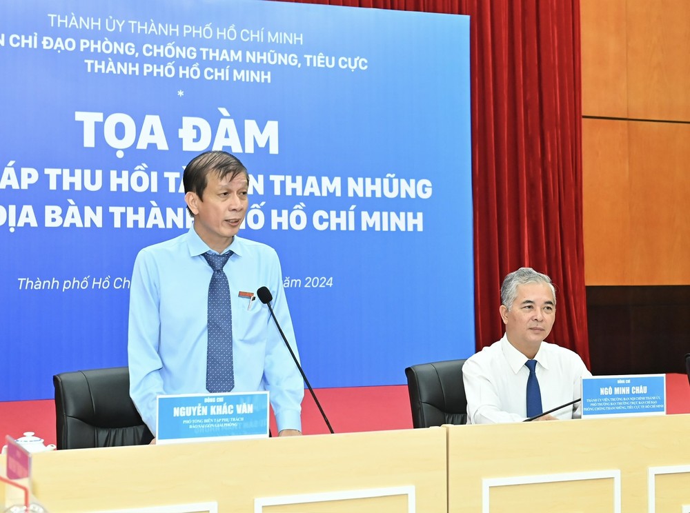 Mr. Nguyen Khac Van, Deputy Editor-in-Chief in charge of Sai Gon Giai Phong Newspaper, chairs the seminar. 4-5987.jpg.jpg