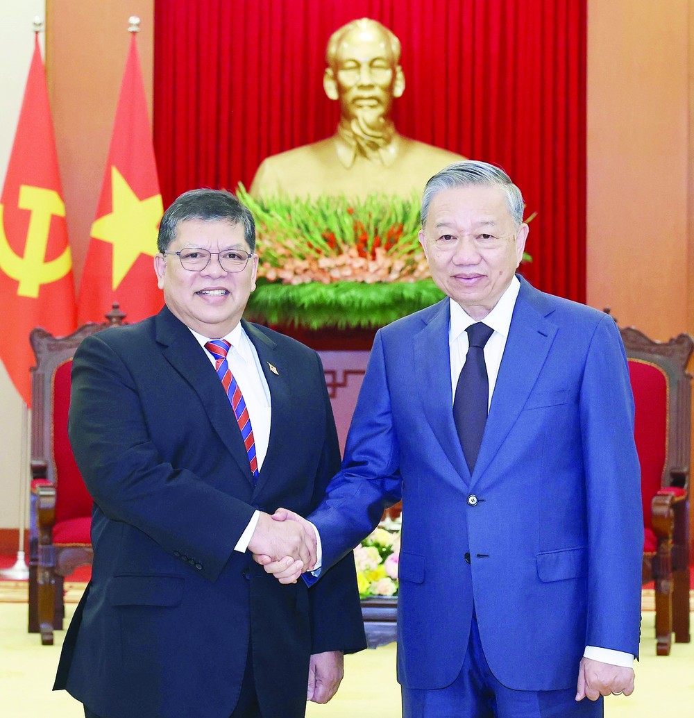 Party General Secretary To Lam (L) and Speaker of the Malaysian House of Representatives Tan Sri Dato' Johari Bin Abdul at their meeting in Hanoi on October 24. (Photo: VNA) y2a-6290.jpg.jpg