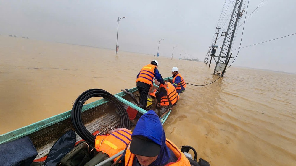 EVNCPC units swiftly assess safety to restore power for customers affected by Typhoon Trami. z5975301365508-4fbfd57f1089ebc1fe18e6f82d779763-2255.jpg.jpg