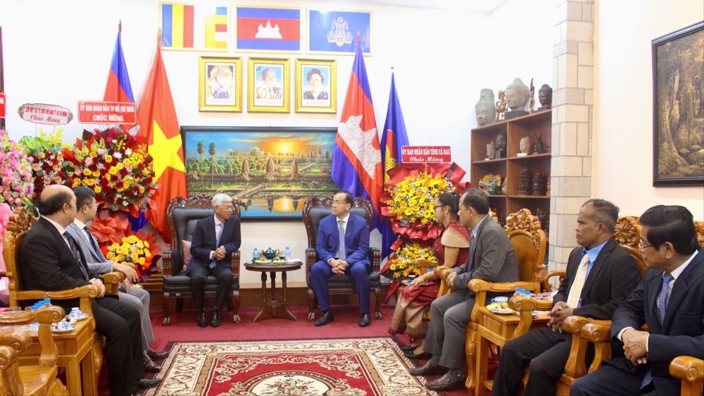 Vice Chairman Vo Van Hoan of the HCMC People's Committee congratulates the 71st anniversary of the National Day of the Kingdom of Cambodia. 3-4379.jpg.jpg