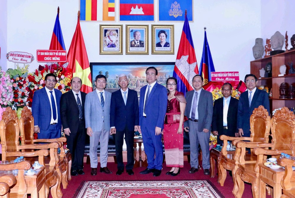 Vice Chairman Vo Van Hoan of the HCMC People's Committee congratulates the 71st anniversary of the National Day of the Kingdom of Cambodia. 4-6877.jpg.jpg