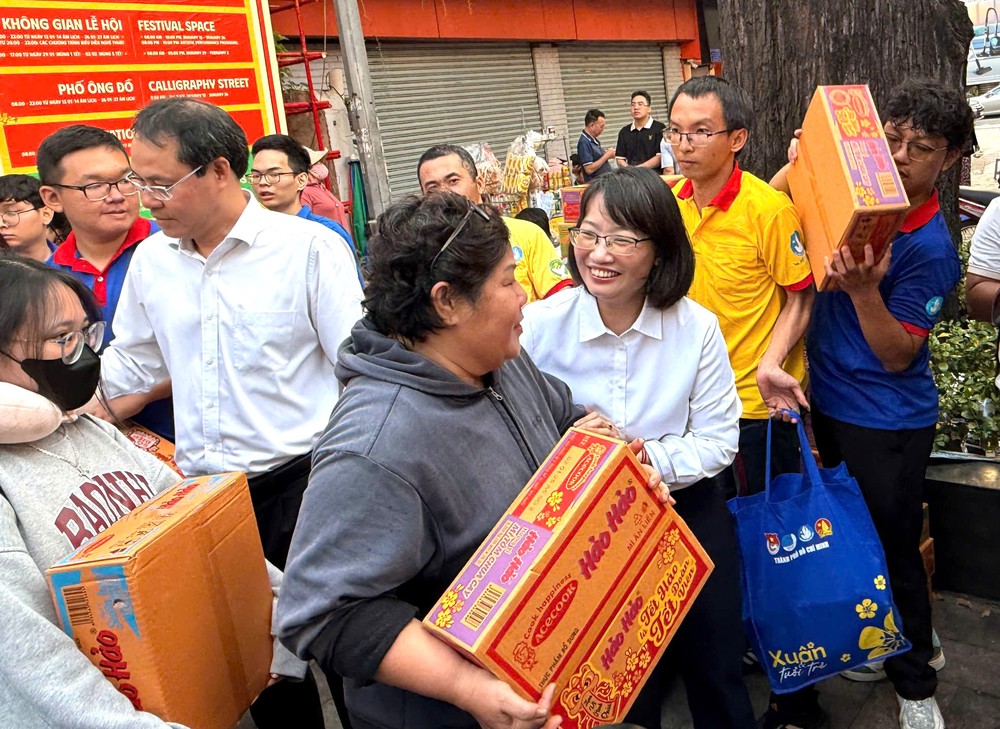 Vice Chairwoman of HCMC People's Committee Tran Thi Dieu Thuy bids farewell to workers returning home on the "Spring Journey." hinh-1-6191-5329.jpg.jpg