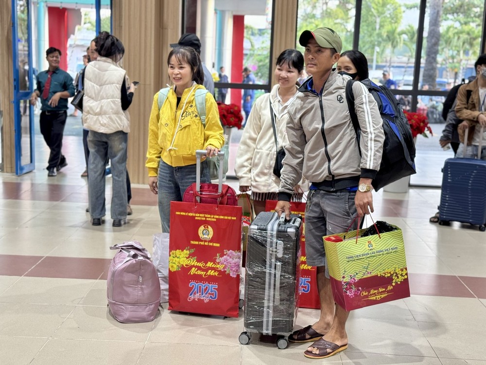 The workers' family prepares to board the "Union Train – Spring 2025" to return home for Tet. hinh-10-593-4850.jpg.jpg