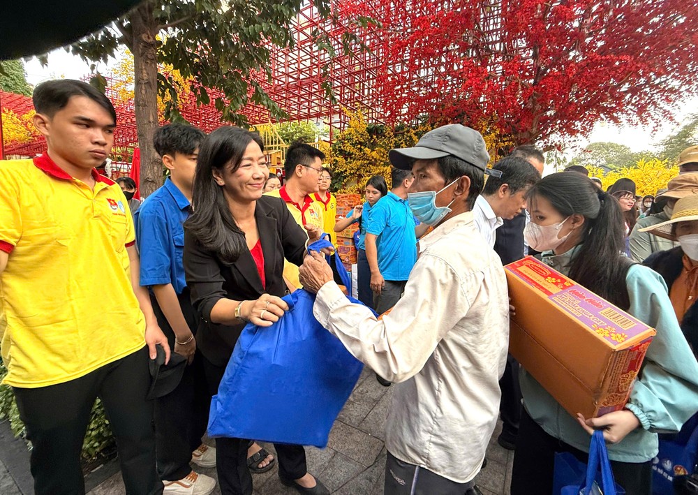 Along with free travel home, workers also receive a gift worth VND700,000. hinh-2-69-7515.jpg.jpg