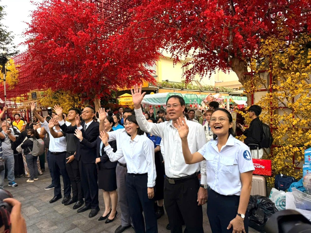 HCMC leaders bid farewell to students and workers returning home on the morning of January 20. hinh-6-1660-2441.jpg.jpg